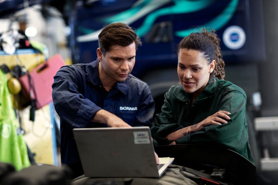 To Scania-mekanikere med en laptop